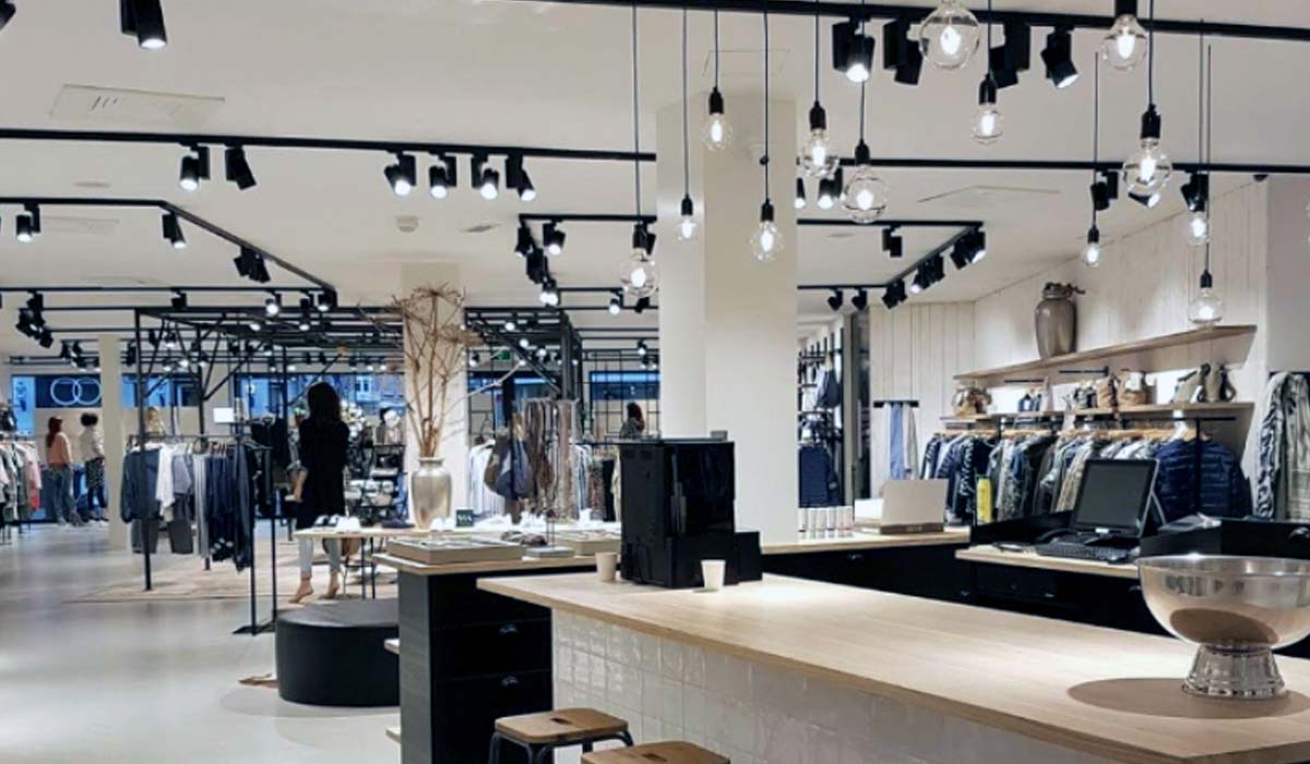 Winkel met verstelbare led railspots boven de presentatie