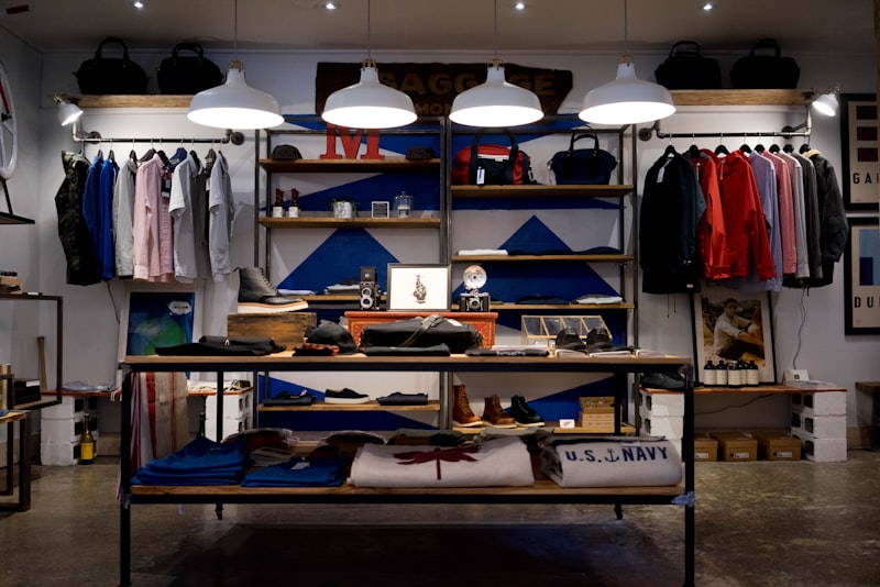 Uitgelichte wandpresentatie in een kledingwinkel