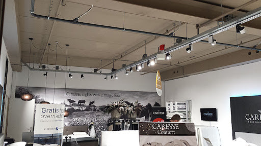 Winkelinterieur met led verlichting in het plafond