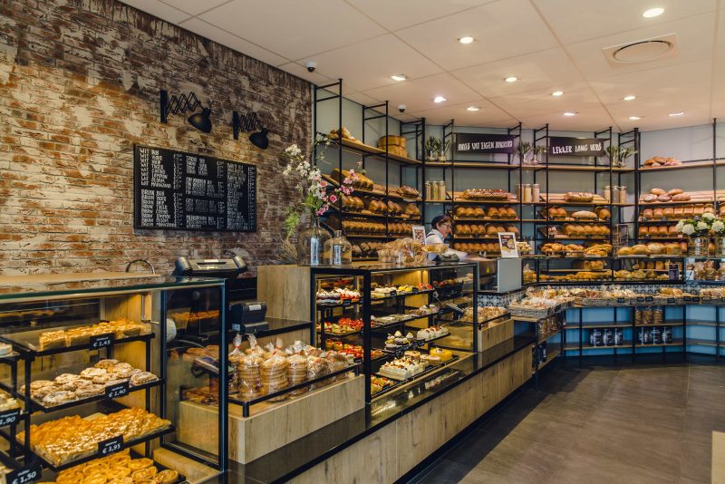 Bakkerij met warm verlichte broodpresentatie